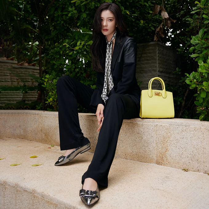 salvatore ferragamo studio small grained calfskin top handle bag #211424